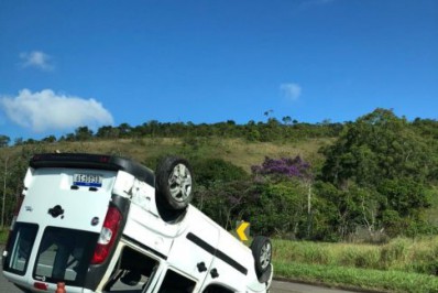 Minivan que transportava turistas de BH para Cabo Frio capota na BR-040