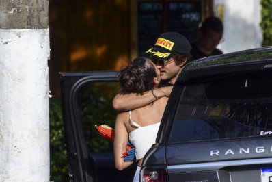 Apaixonados, Chay Suede e Laura Neiva trocam beijos em rua de São Paulo