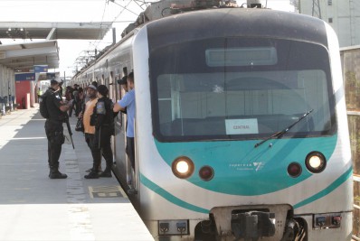 Atropelamento na linha do trem mata uma mulher e deixa outra ferida em Manguinhos