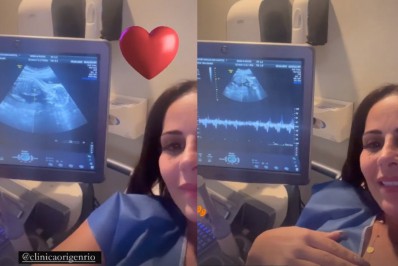 Emocionada, Viviane Araújo faz ultrassom e escuta batidas do coração do filho