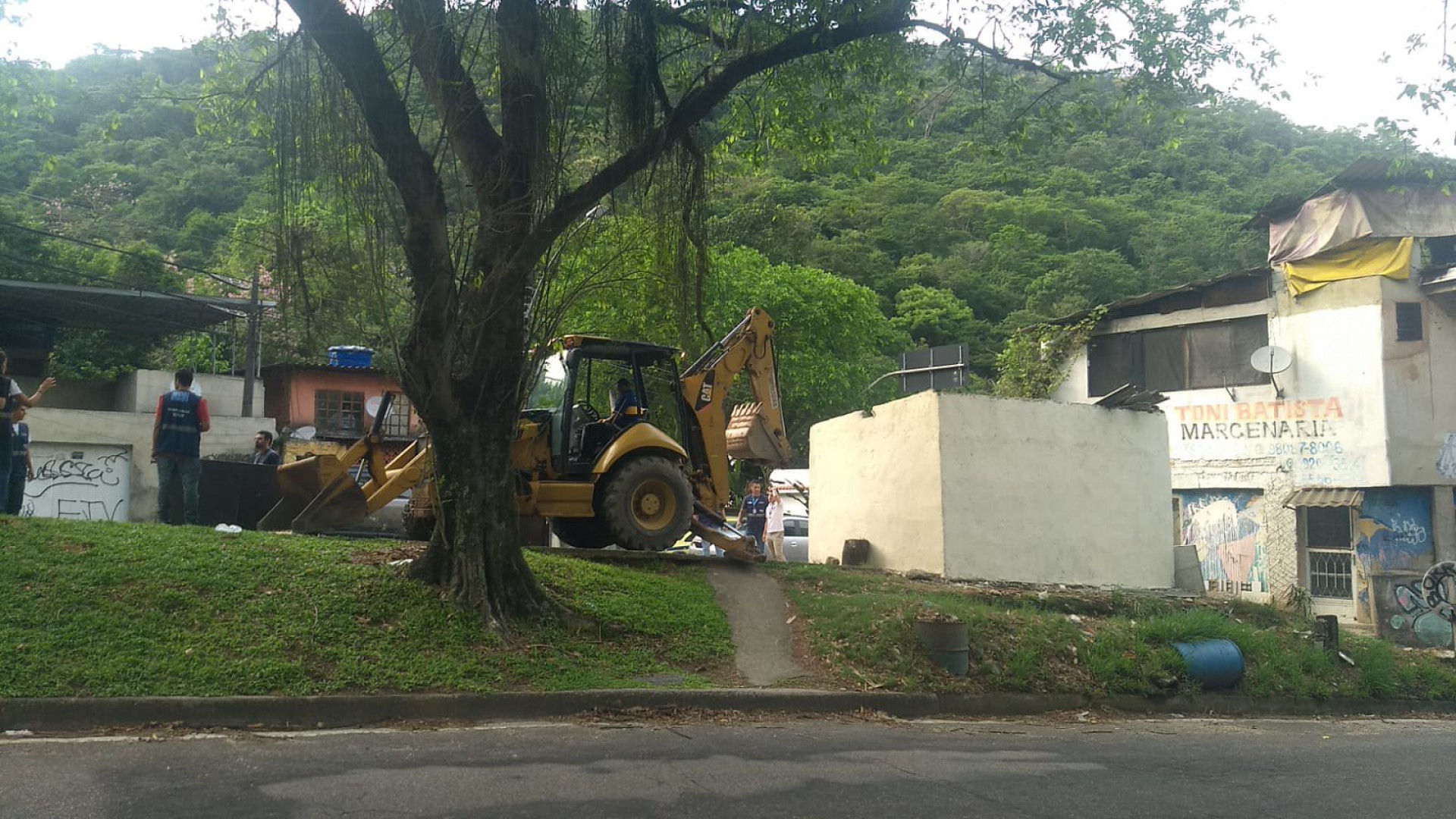 O imóvel foi construído no canteiro central da via, em uma área pública - Divulgação/SEOP 