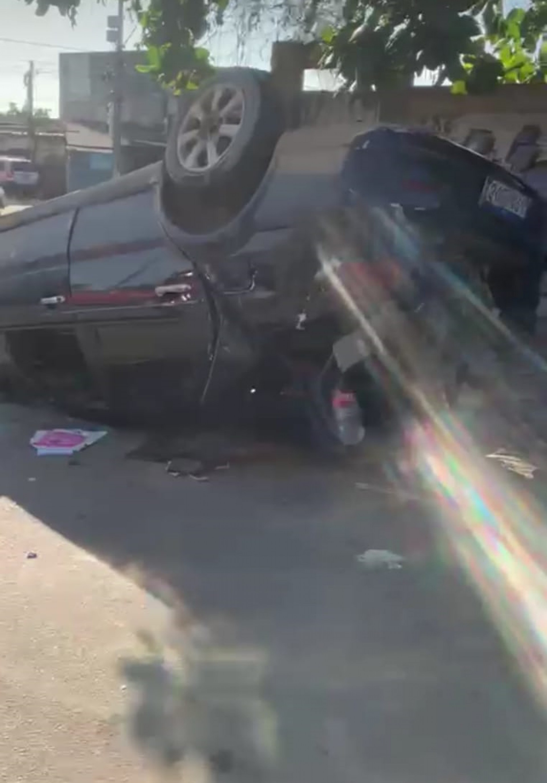 O carro capotado usado pelo suspeito do crime que tamb&eacute;m teria morrido, at&eacute; esta manh&atilde; ainda se encontrava na Rua Castro Alves - Reprodu&ccedil;&atilde;o / Redes Sociais