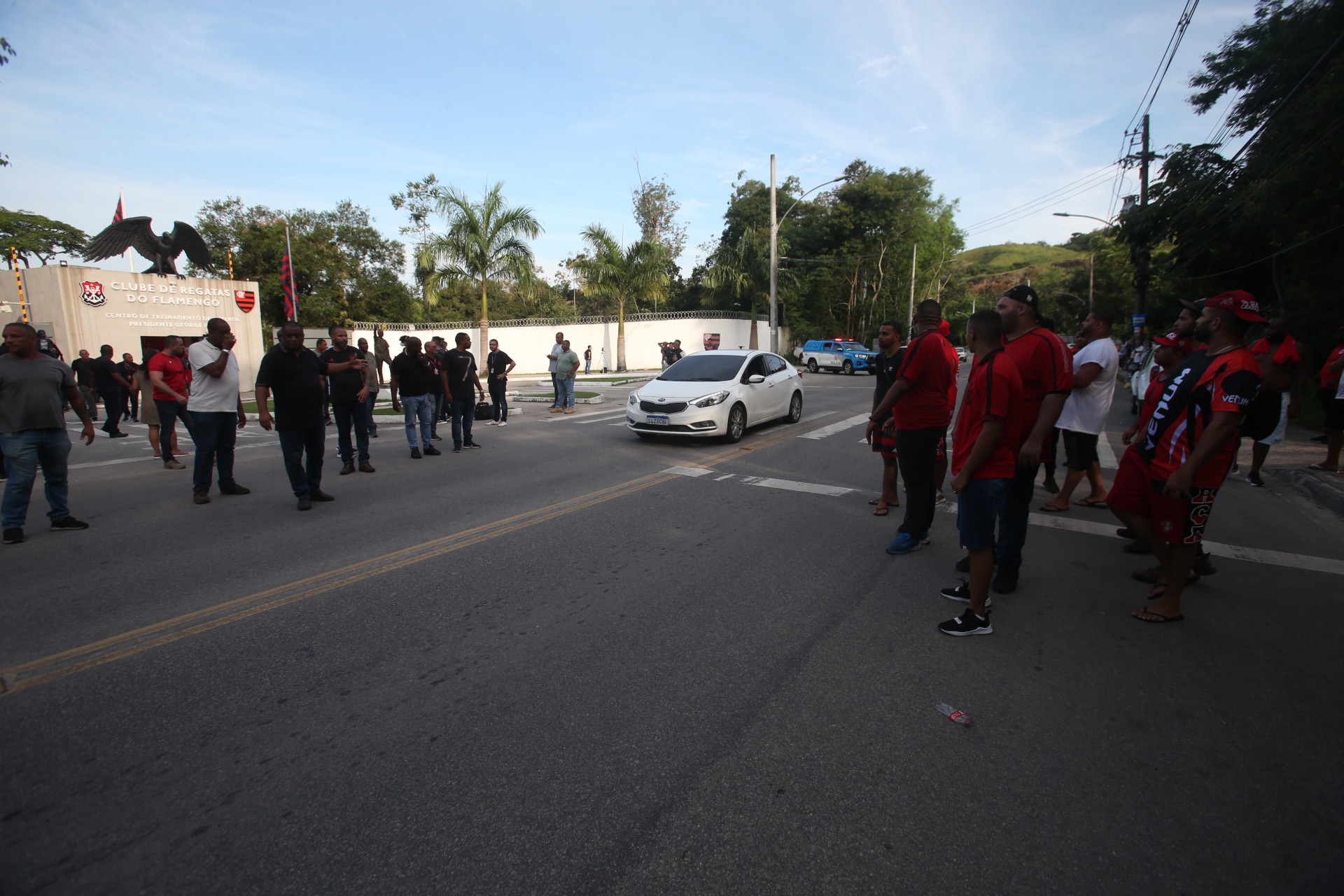 Rio - 08/04/2022 - Protesto de torcedores e policiamento reforçado na porta do Centro de treinamento do Flamengo, no Ninho do Urubu. Foto: Cléber Mendes/Agência O Dia - Cléber Mendes/Agência O Dia