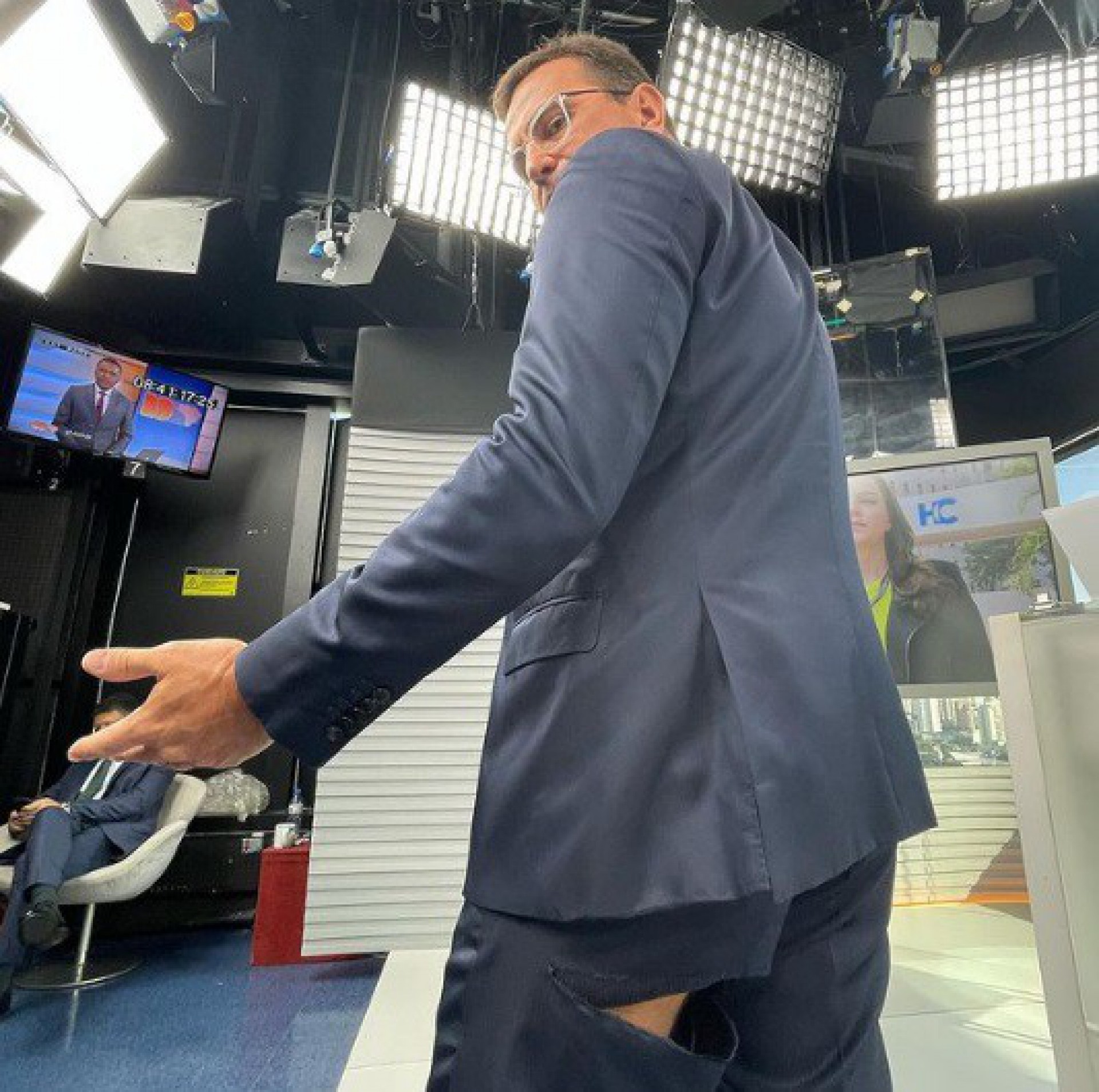 Rodrigo Bocardi mostra calça rasgada nos bastidores do 'Bom Dia São Paulo' - Reprodução Internet