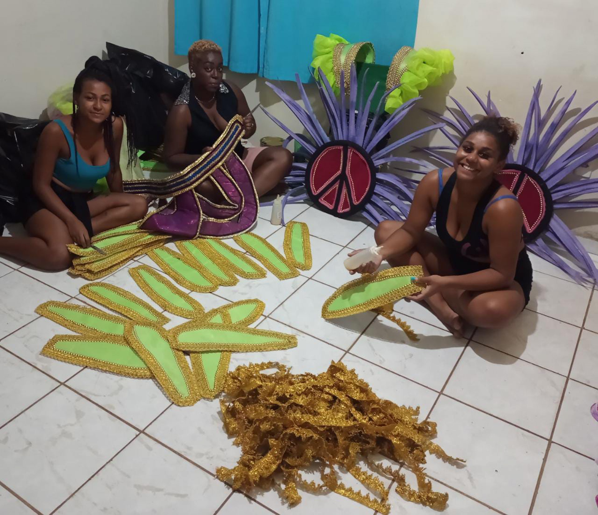 Cristina e amigas trabalham em fantasias em quarto alugado para abrigar ateli&ecirc; ap&oacute;s perder seu im&oacute;vel - Reprodu&ccedil;&atilde;o de imagem