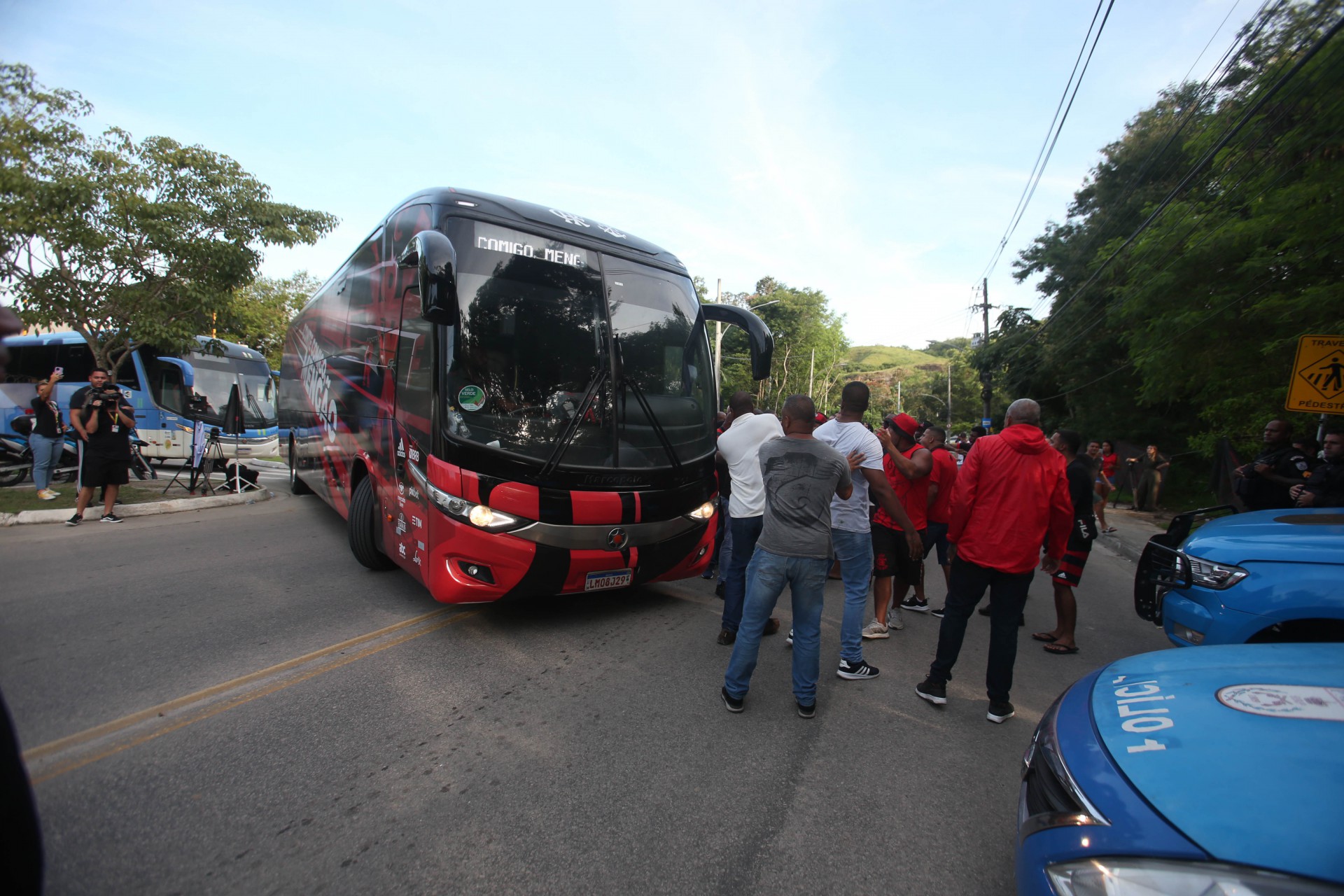Rio,08/04/2022-VARGEM GRANDE, Ninho do Urubu, reforco da Policia Militar e protesto de tocedores  na porta do centro de treinamento do Flamengo. Na foto. onibus do clube saindo do centro de treinamento para o Aeroporto  Santos Dumont.Foto: Cleber Mendes/Agência O Dia       - Cleber Mendes/Agência O Dia
