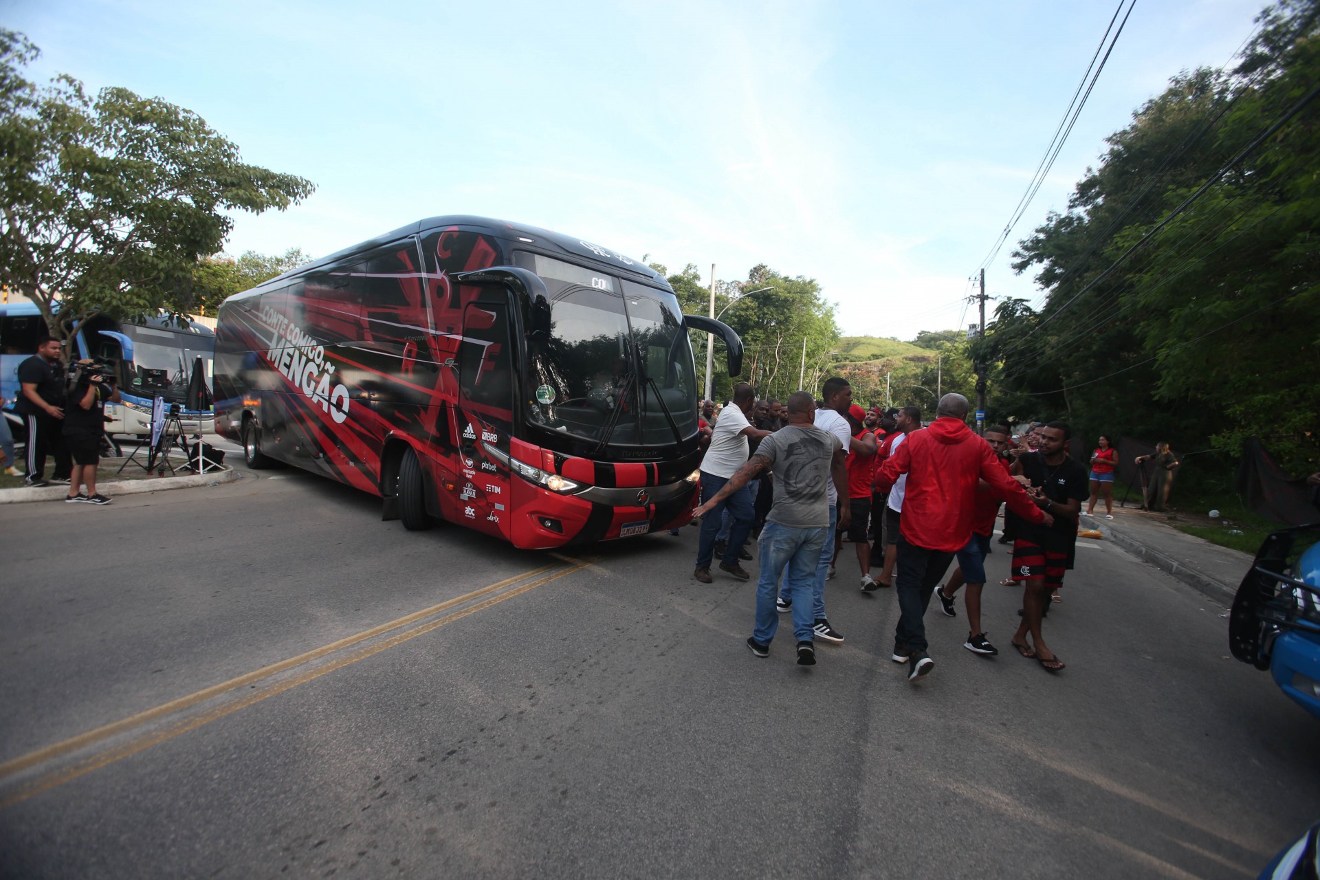 Rio,08/04/2022-VARGEM GRANDE, Ninho do Urubu, reforco da Policia Militar e protesto de tocedores  na porta do centro de treinamento do Flamengo. Na foto. onibus do clube saindo do centro de treinamento para o Aeroporto  Santos Dumont.Foto: Cleber Mendes/Agência O Dia       - Cleber Mendes/Agência O Dia