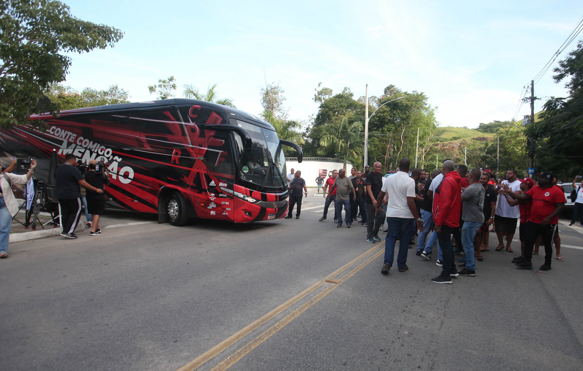 Rio,08/04/2022-VARGEM GRANDE, Ninho do Urubu, reforco da Policia Militar e protesto de tocedores  na porta do centro de treinamento do Flamengo. Na foto. onibus do clube saindo do centro de treinamento para o Aeroporto  Santos Dumont.Foto: Cleber Mendes/Agência O Dia       - Cleber Mendes/Agência O Dia