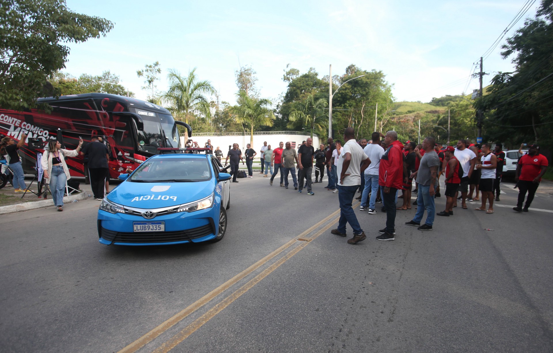 Rio,08/04/2022-VARGEM GRANDE, Ninho do Urubu, reforco da Policia Militar e protesto de tocedores  na porta do centro de treinamento do Flamengo. Na foto. onibus do clube saindo do centro de treinamento para o Aeroporto  Santos Dumont.Foto: Cleber Mendes/Agência O Dia       - Cleber Mendes/Agência O Dia