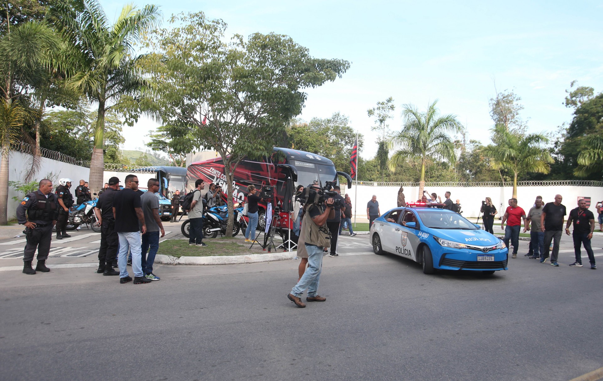 Rio,08/04/2022-VARGEM GRANDE, Ninho do Urubu, reforco da Policia Militar e protesto de tocedores  na porta do centro de treinamento do Flamengo. Na foto. onibus do clube saindo do centro de treinamento para o Aeroporto  Santos Dumont.Foto: Cleber Mendes/Agência O Dia       - Cleber Mendes/Agência O Dia