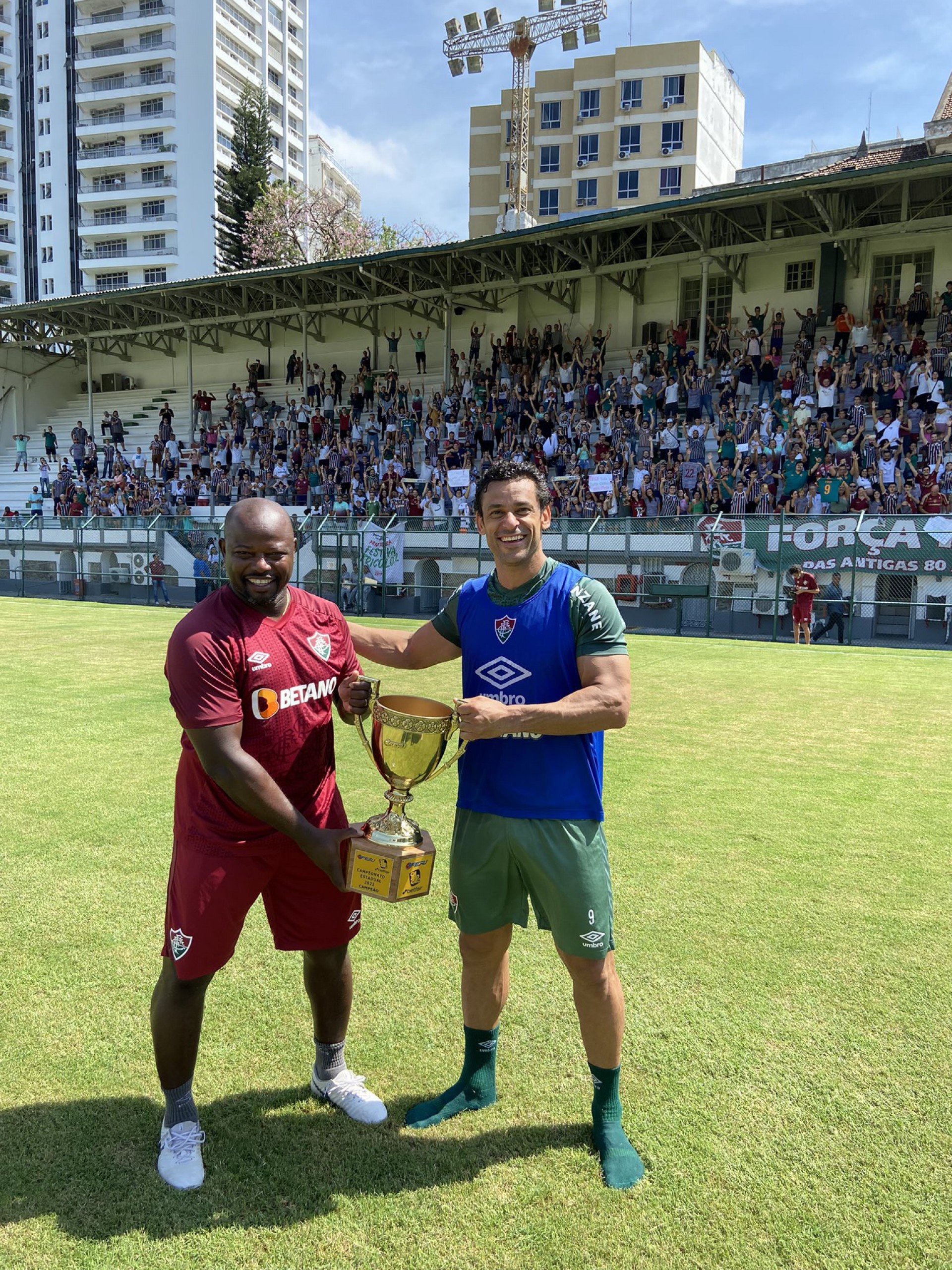 Fred e o auxiliar Marcão com o troféu do Campeonato Carioca - Divulgação/Fluminense
