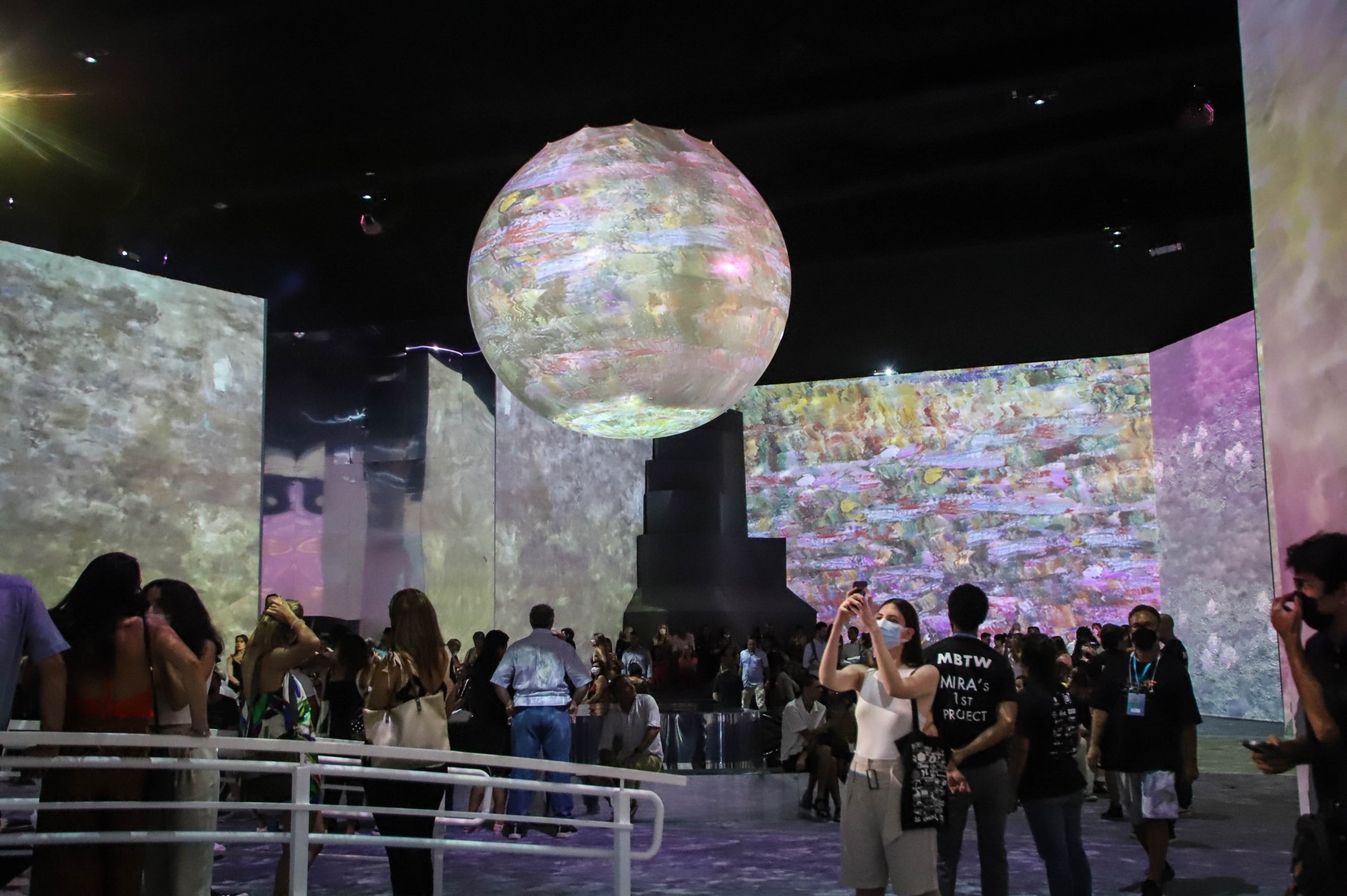 Em ambiente imersivo, visitantes podem ter uma vivência multissensorial da obra do artista - Divulgação / Beatriz Gimenes