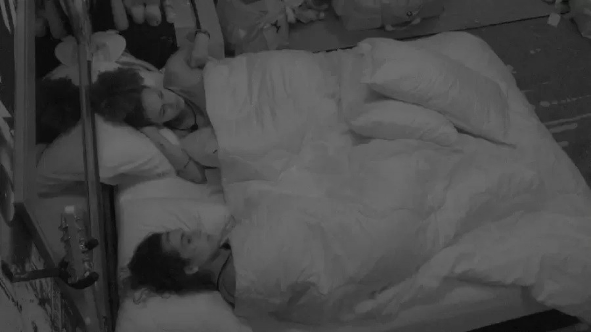 Linn e Jessi usaram a madrugada para refletir e lamentar sobre o futuro no jogo  - Reprodução / Globoplay