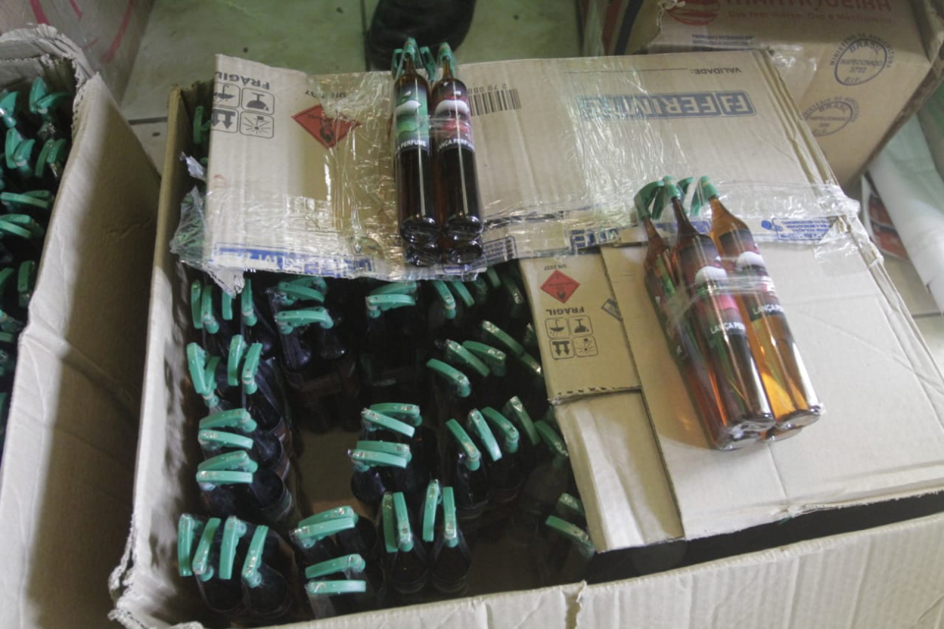 A PM apreendeu grande quantidade de lança-perfume próximo à estação de trem de Manguinhos - Marcos Porto / Agência O Dia