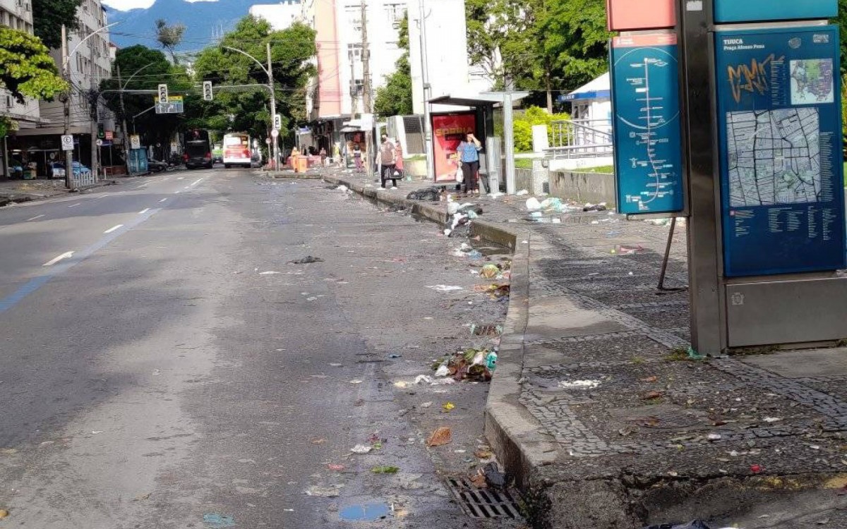 Lixo espalhado na Rua Doutor Satamini, altura da Pra&ccedil;a Afonso Pena, na Tijuca, na manh&atilde; deste s&aacute;bado, ap&oacute;s chuva forte