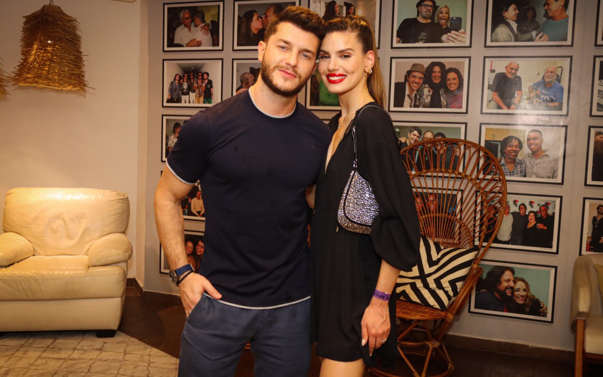 Kleber Toledo e Camila Queiroz