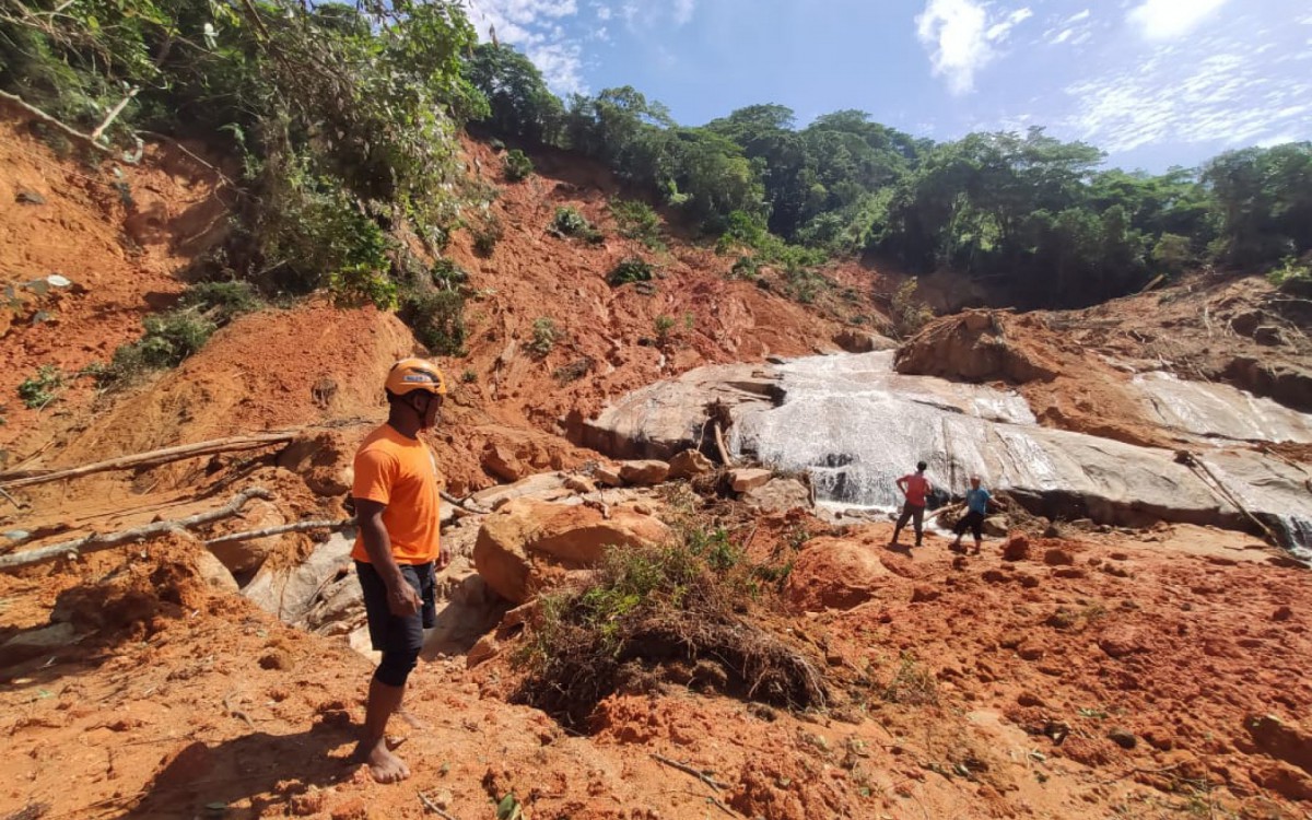 A comunidade caiçara da Ponta Negra, em Paraty, vítima de um deslizamento de terra, que atingiu várias casas após fortes chuvas, ainda corre risco - Arquivo pessoal 