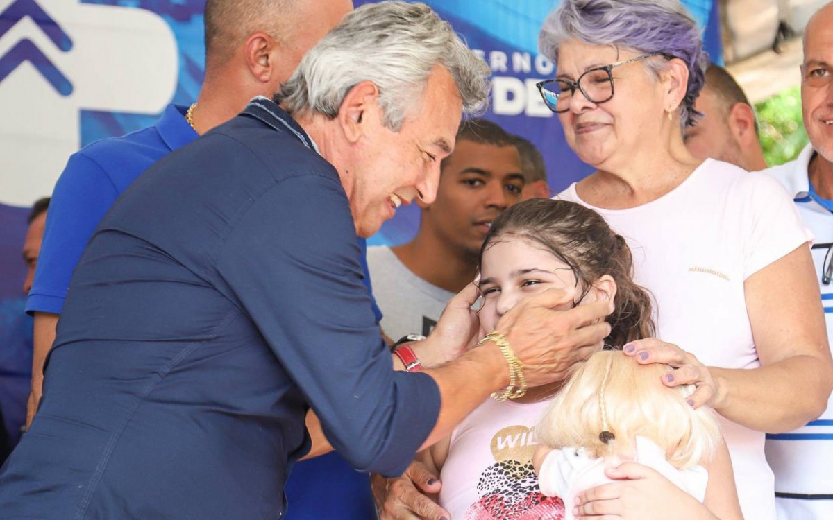 Da esquerda para a direita: Prefeito Dr. Jo&atilde;o; Eliane Goes, filha do sr. Lauro Bezerra Silva e a bisneta