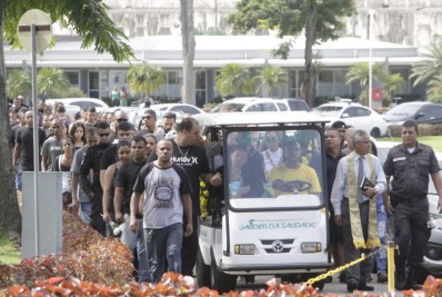 Corpo de PM morto em bar de Belford Roxo é enterrado