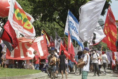 Manifestantes fazem protestos contra o governo Bolsonaro no Centro do Rio