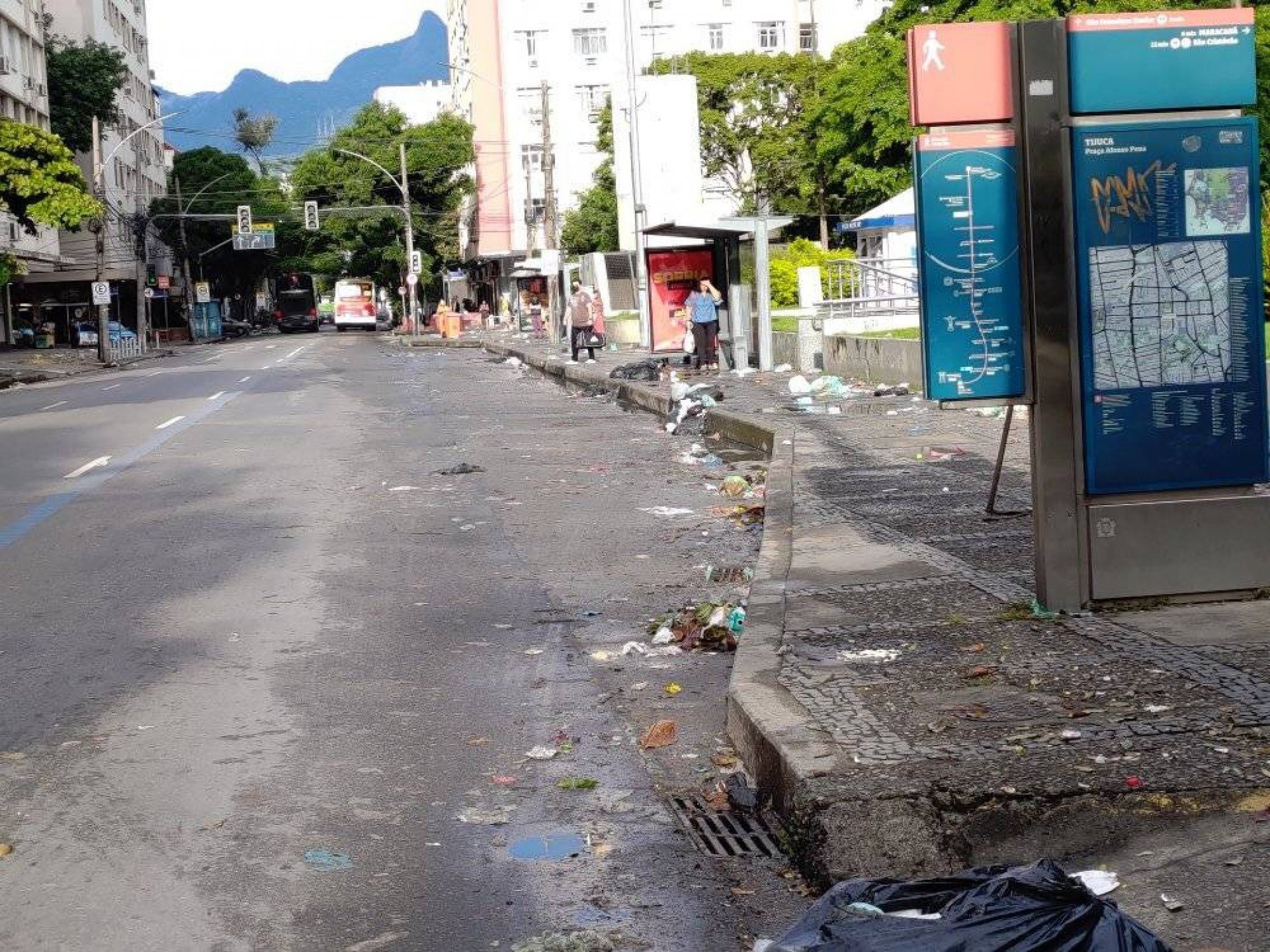 Lixo espalhado na Rua Doutor Satamini, altura da Praça Afonso Pena, na Tijuca, na manhã deste sábado, após chuva forte - Reprodução
