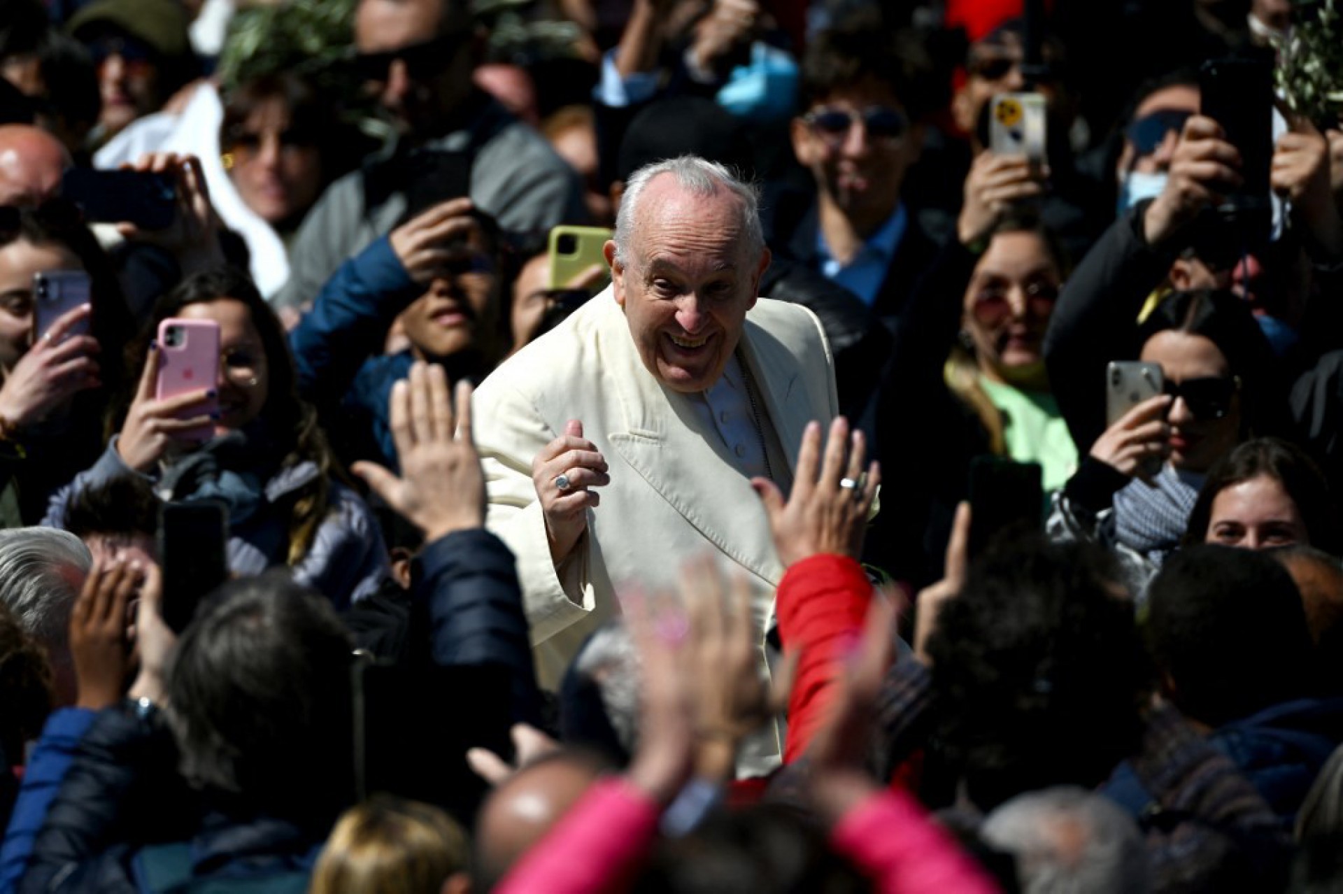 Papa Francisco celebra missa do domingo de Ramos na Praça de São Pedro - AFP