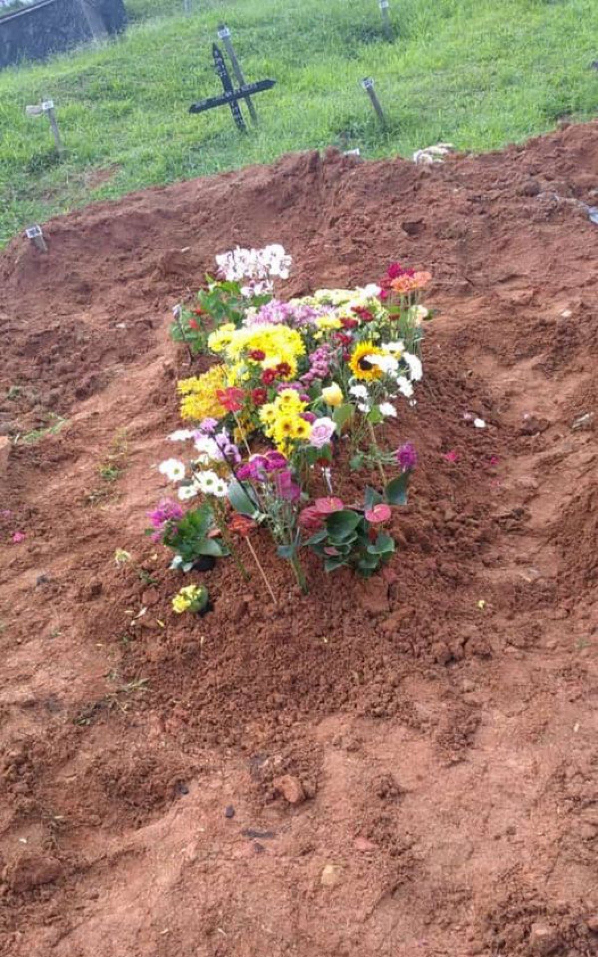 o corpo de Yasmin, de 8 anos, v&iacute;tima de um deslizamento de terra na comunidade cai&ccedil;ara da Ponta Negra, em Paraty, foi enterrado neste domingo  - Reprodu&ccedil;&atilde;o