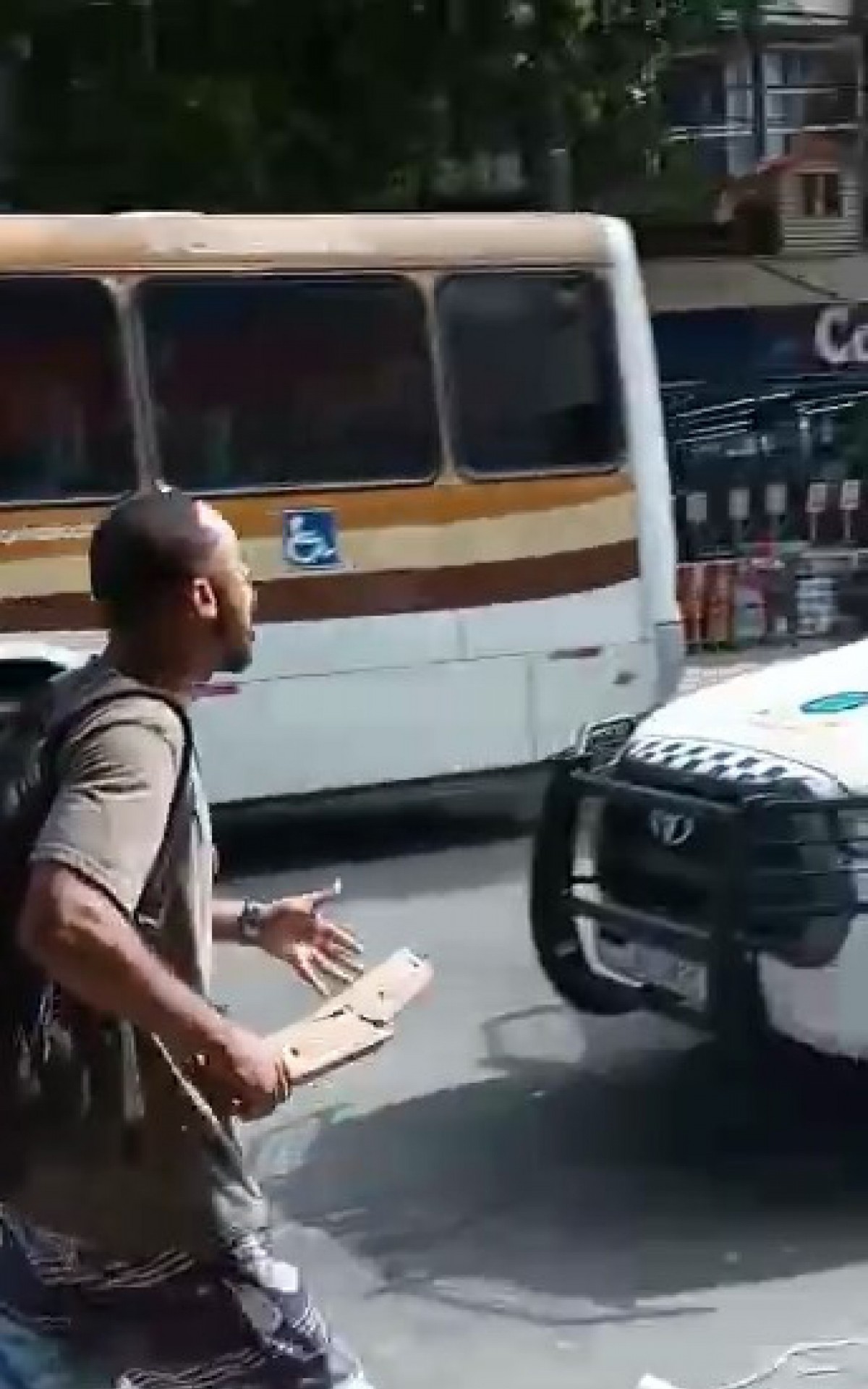 Grupo atira peda&ccedil;os de pau, caixotes e cones em viatura da Guarda Municipal