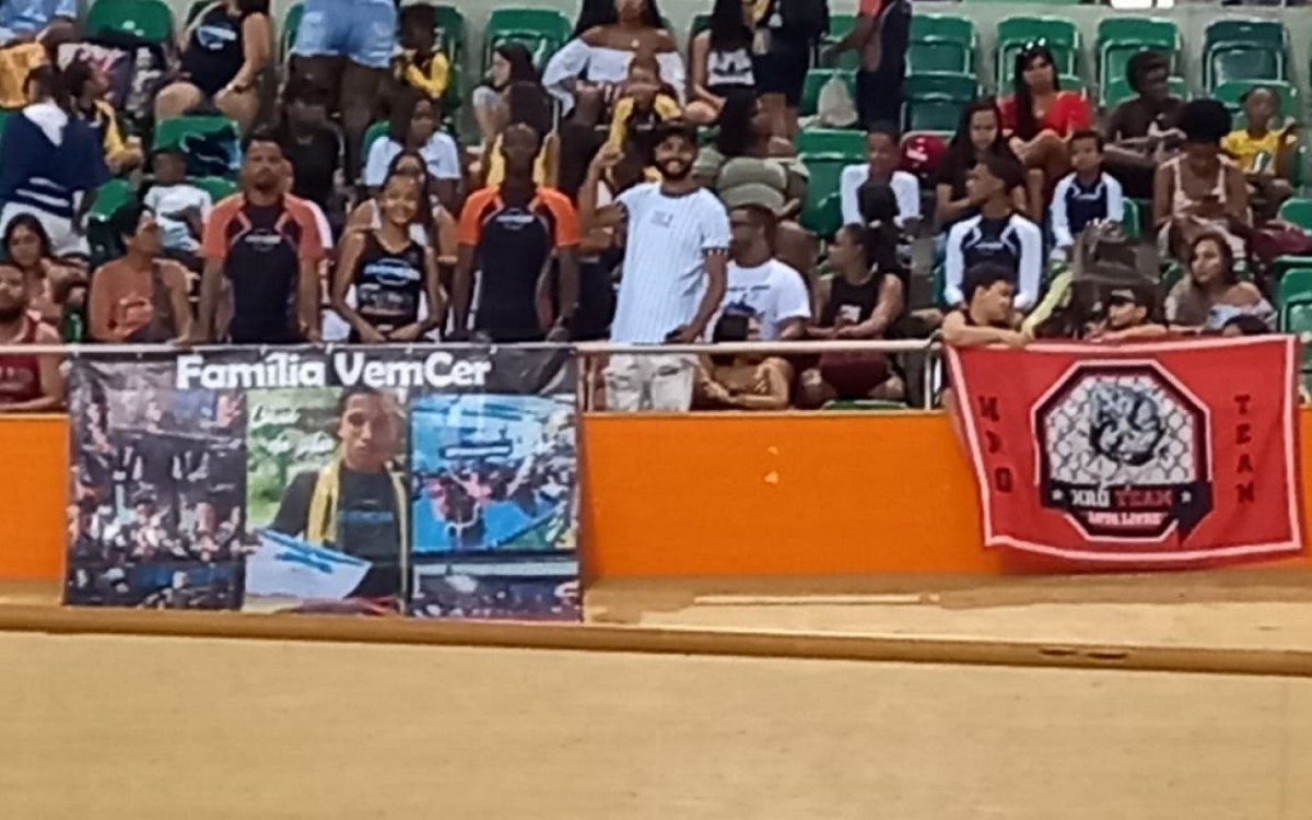 Um banner de Cauã da Silva Santos foi colocado na arquibancada do velódromo na Barra da Tijuca - Arquivo Pessoal