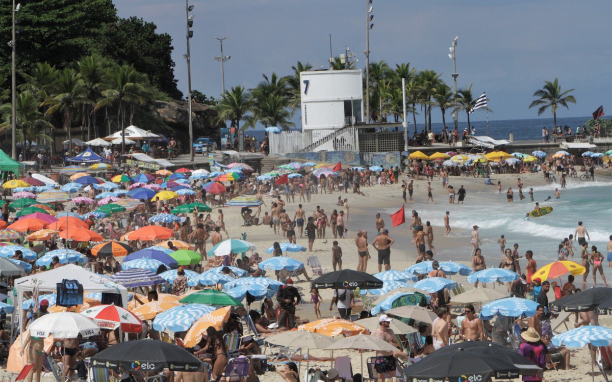 Domingo com pouco e praias cheias, fotos das praias de Ipanema e Arpoador. - Marcos Porto/Agencia O Dia