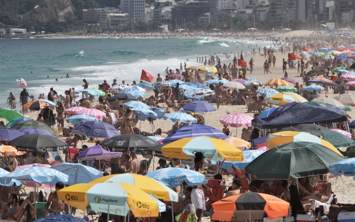 Domingo com pouco e praias cheias, fotos das praias de Ipanema e Arpoador. - Marcos Porto/Agencia O Dia