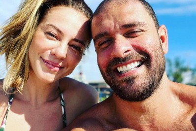 Paolla Oliveira e Diogo Nogueira posam juntinhos em clique na praia