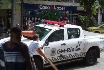 Vídeo: Grupo depreda viatura e hostiliza guardas municipais após abordagem a ambulante