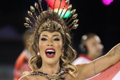 Com tapa-sexo minúsculo, Tati Minerato brilha no ensaio da Porto da Pedra