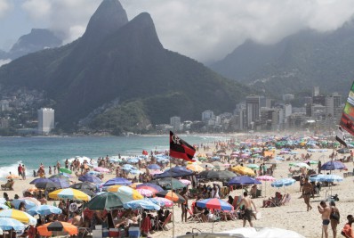 Tempo nublado não atrapalha cariocas em dia de praia; confira previsão do tempo