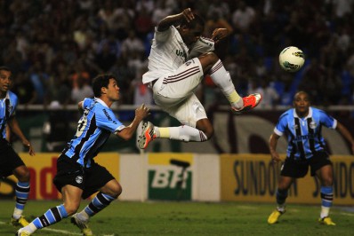 Bicampeão brasileiro pelo Fluminense, zagueiro conquista primeiro título no futebol asiático