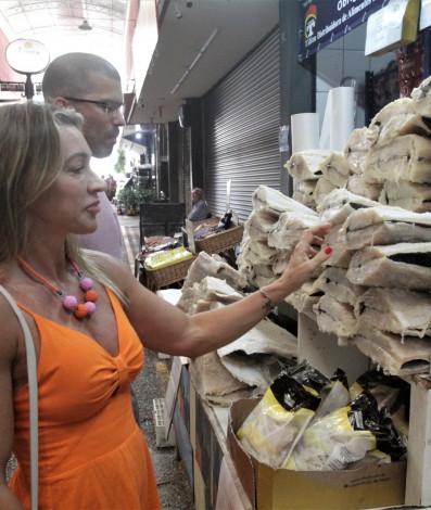 Mercado Cadeg, movimento no ultimo Domingo antes da Pascoa, neste domingo (10), na foto Ana Claudia Moreira 52 anos.