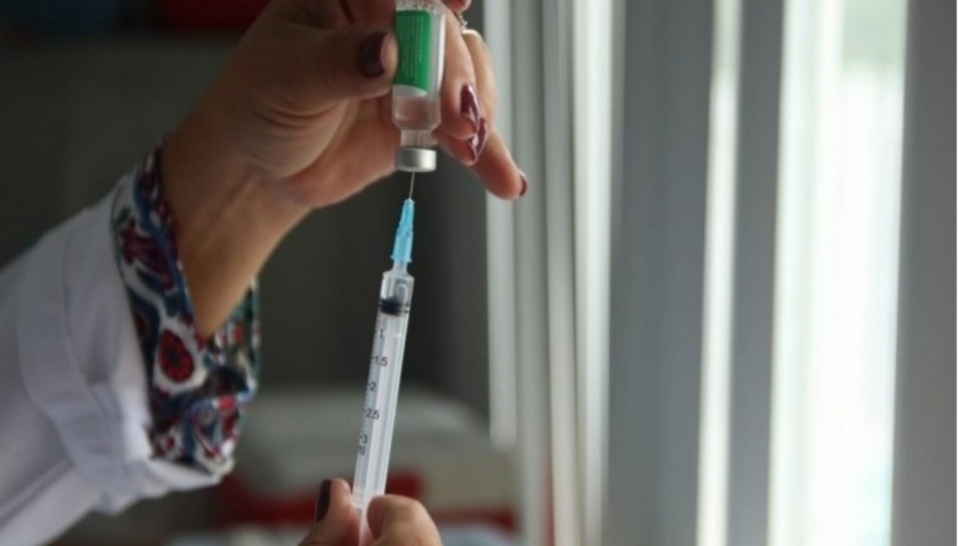 Vacina modificada da Pfizer contra variantes espec&iacute;ficas da covid-19 &eacute; analisada na Europa
