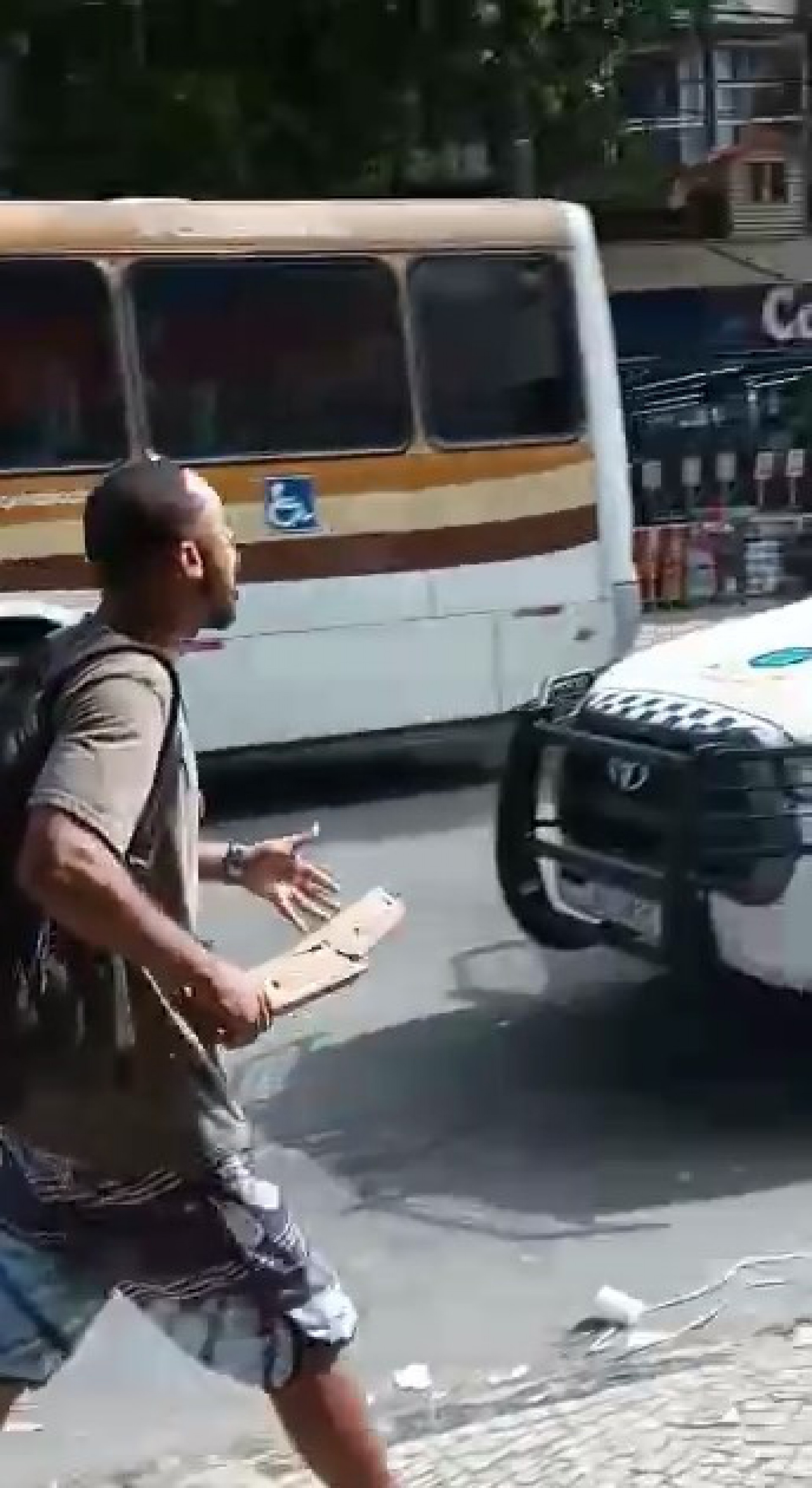 Grupo atira pedaços de pau, caixotes e cones em viatura da Guarda Municipal - Reprodução de vídeo
