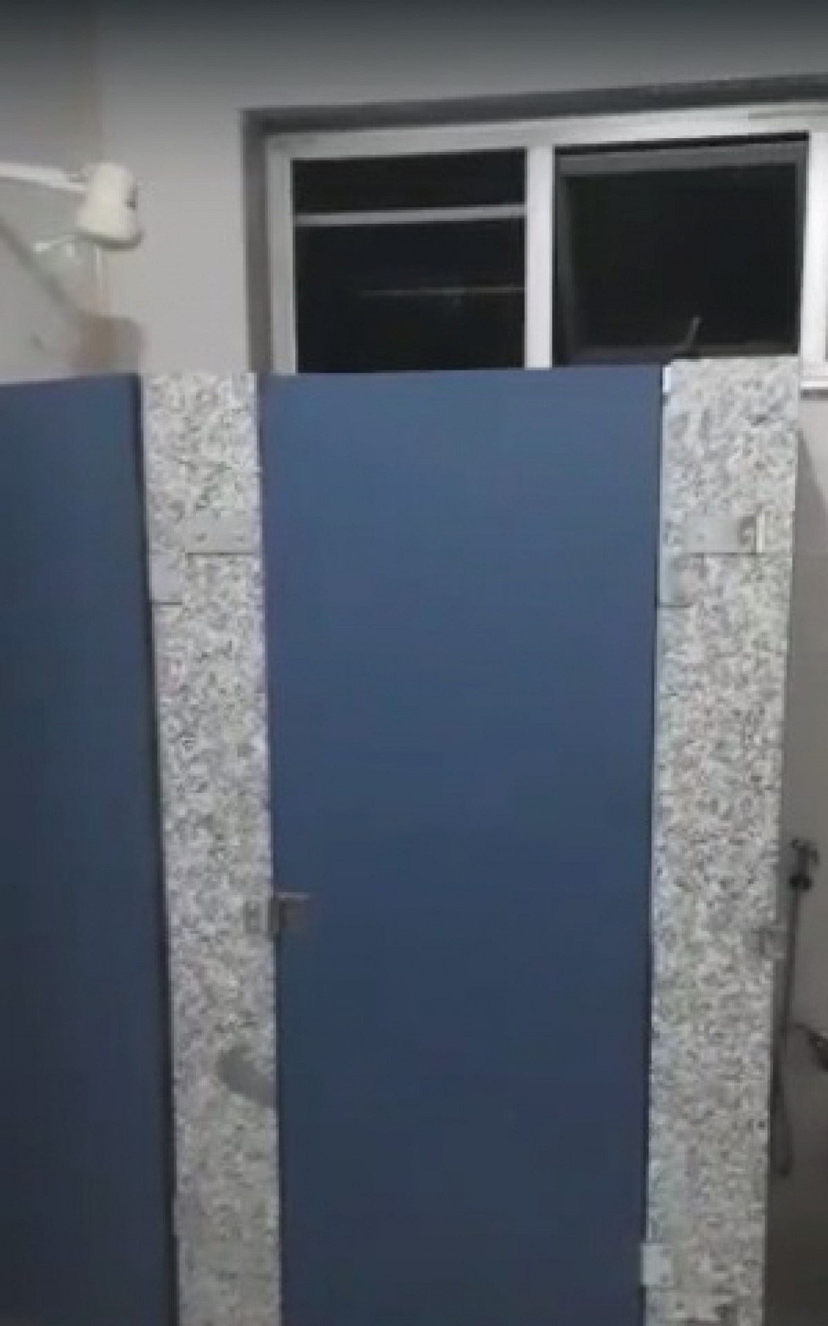 Agente diz acreditar que criminoso entrou pelas janelas do banheiro