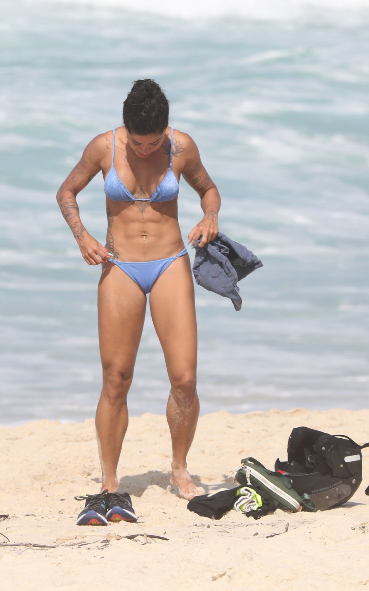 Aline Campos curte dia de sol na Barra da Tijuca