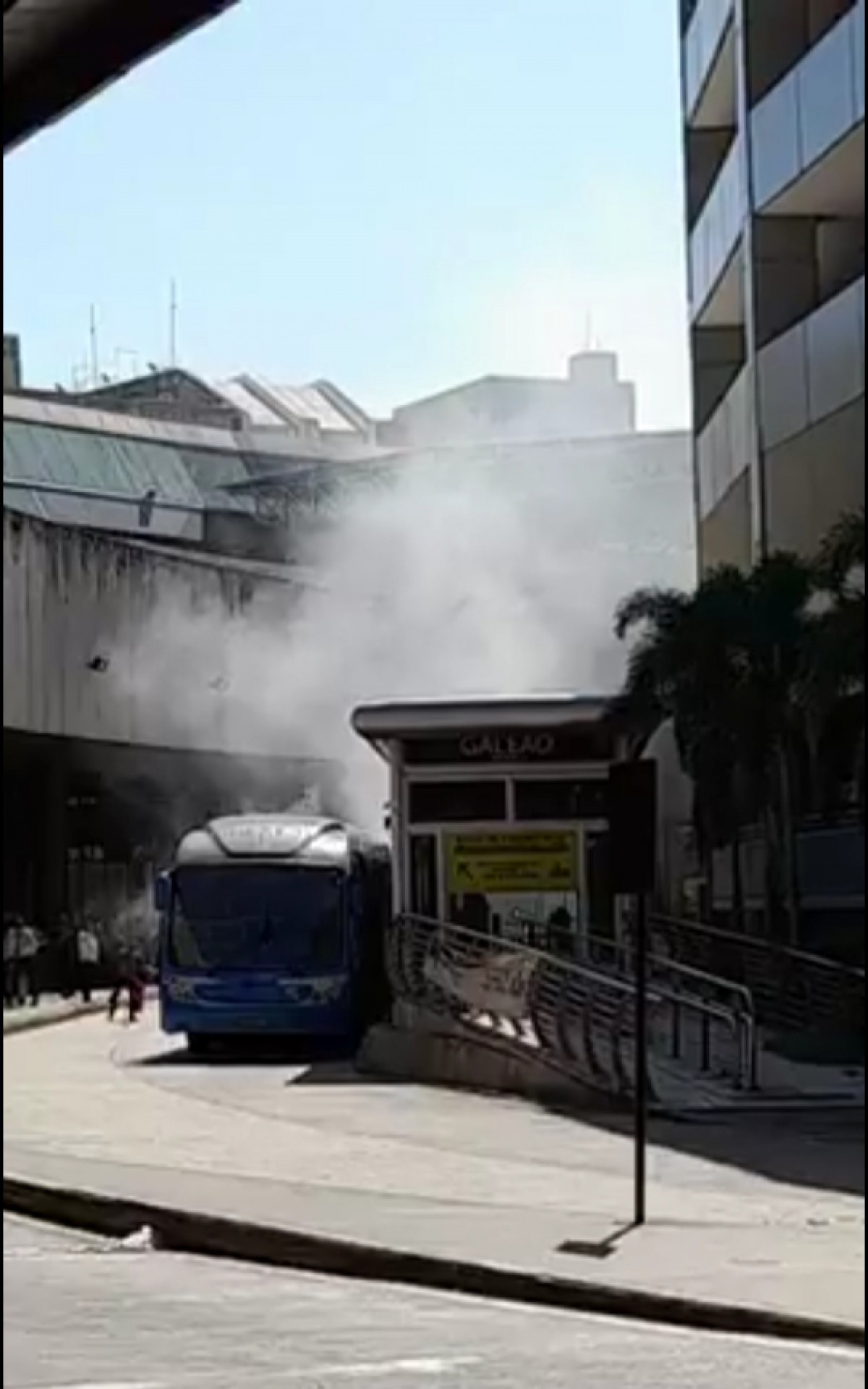 Três ônibus do Sistema BRT sofreram incêndio nesta segunda-feira (11) no Rio. A prefeitura informou que abrirá sindicância para apurar os fatos - Foto: Reprodução / Whats App O Dia