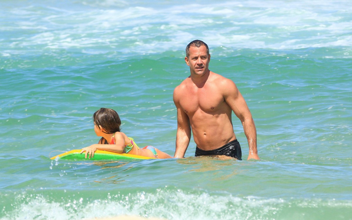 Malvino Salvador e a fam&iacute;lia curtem dia de sol na Barra da Tijuca