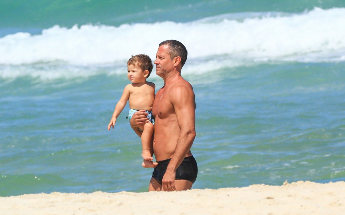 Malvino Salvador e a fam&iacute;lia curtem dia de sol na Barra da Tijuca