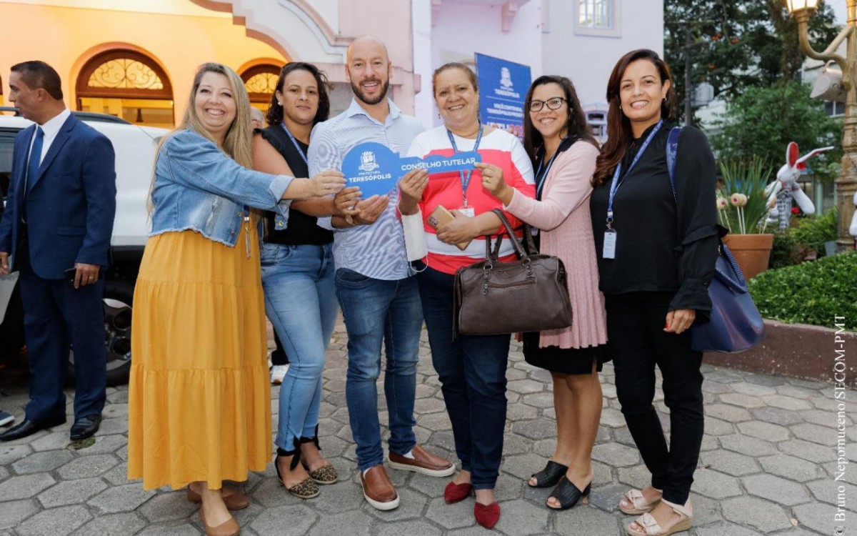 Prefeito Vinicius Claussen e conselheiras do Conselho Tutelar 2