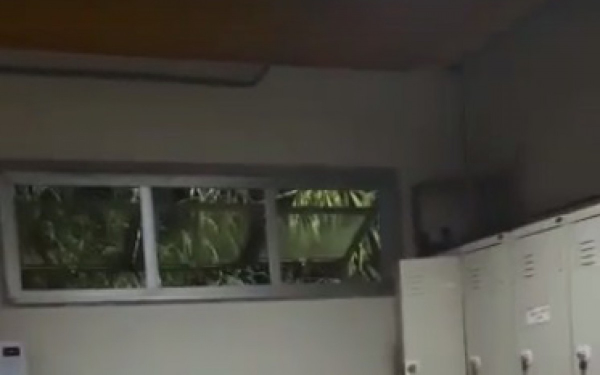 No v&iacute;deo, agente se queixa de janelas abertas na delegacia