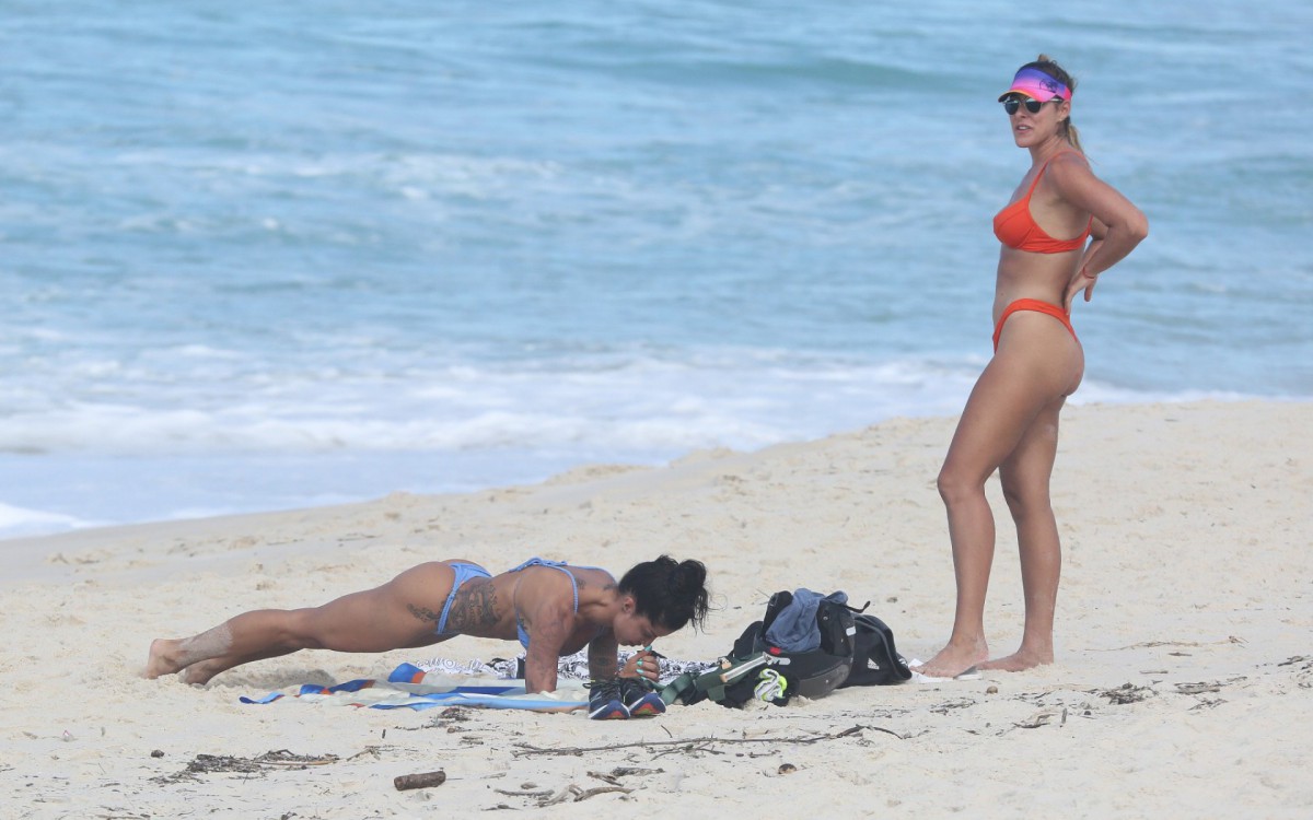 Aline Campos curte dia de sol na Barra da Tijuca