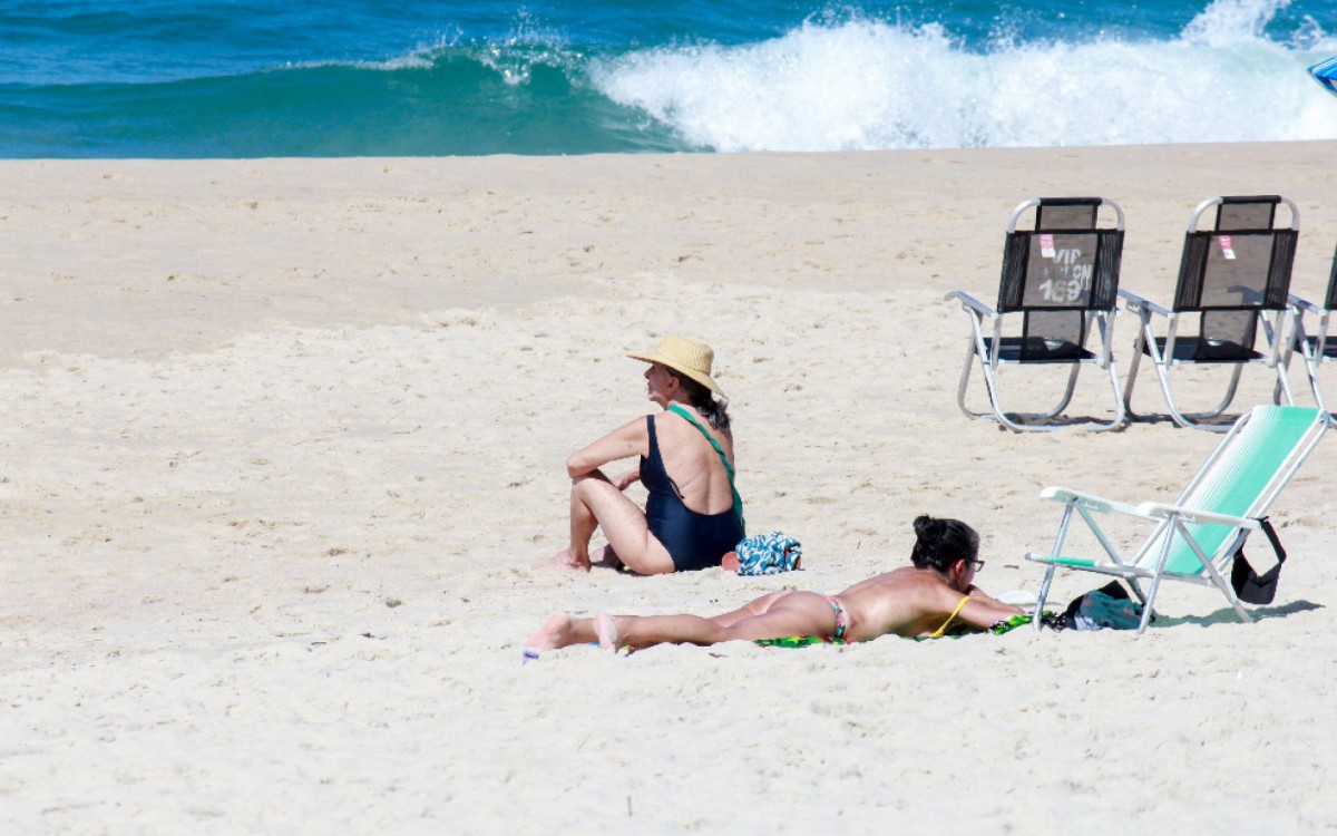 Betty Faria curte segunda-feira de sol na Praia do Leblon, na Zona Sul do Rio