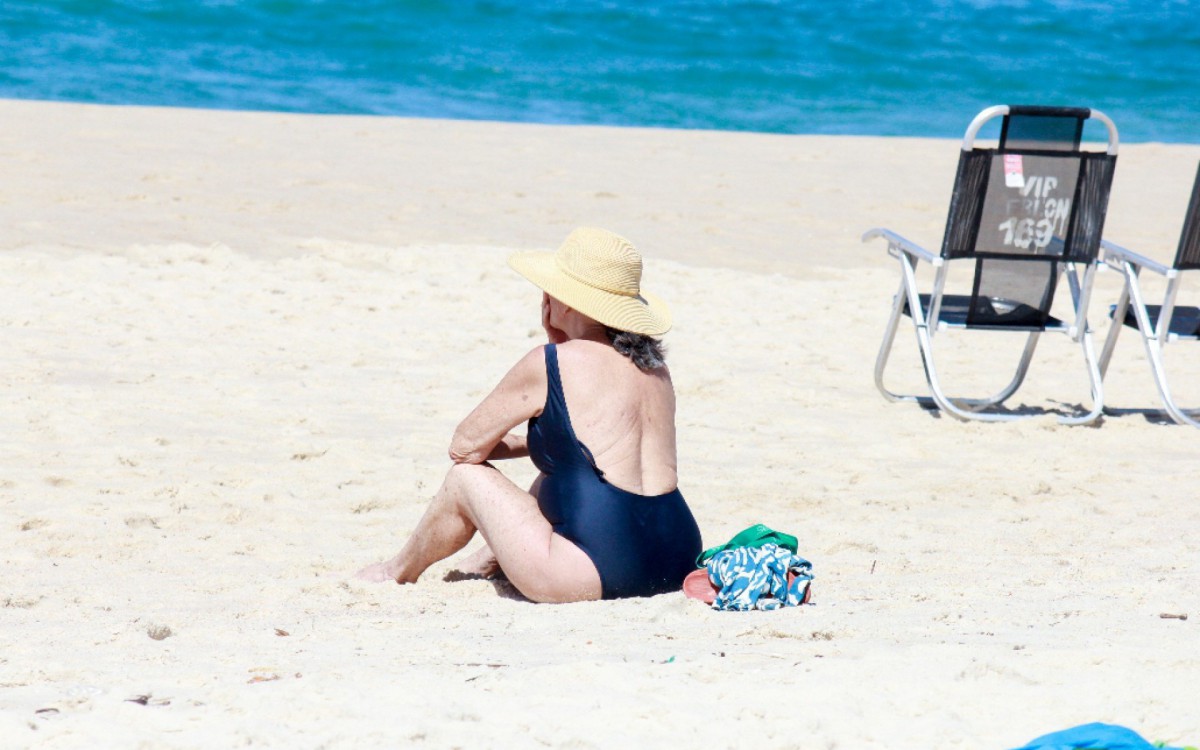 Betty Faria curte segunda-feira de sol na Praia do Leblon, na Zona Sul do Rio