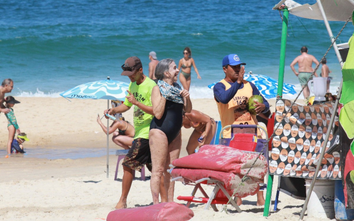 Betty Faria curte segunda-feira de sol na Praia do Leblon, na Zona Sul do Rio